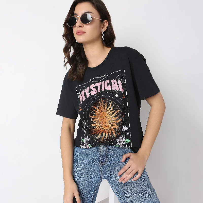 Women’s embroidered tops for detailed elegance -Oversize Graphic T-Shirt